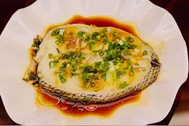 老少皆宜的三道餐桌美味：清蒸银鳕鱼，剁椒炒竹笋，蛤蜊蒸蛋图片