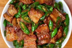 家常爆炒五花肉，肥而不腻，简单易学，香辣开胃，学会您也是大厨图片