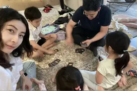 郭晶晶晒全家福为霍启刚庆生，豪宅大客厅曝光，满地衣服一片狼藉图片