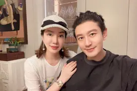 黄晓明上海豪宅曝光，墙壁挂自画像，连茶壶都是金色图片
