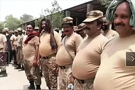 入伍前瘦得皮包骨，退伍时衣服包不住肥肉？印度军人到底吃的啥？图片