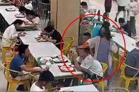 男生被扣饭菜事件：女主账号被扒，签名吓人，中国妇女报关注她图片