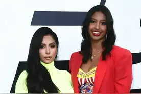 瓦妮莎和大女儿同框，女儿超模气质配西装抢镜，形象酷似科比当年图片