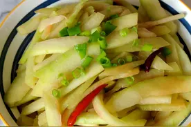 “入秋吃5瓜，家人笑哈哈”，清炒西瓜皮解馋爽脆，清热又解毒图片