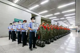 唐山市举行新兵入伍欢送仪式图片