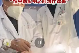 河南漯河一位医生打着吊瓶为病患扎针，拍摄者：怕中断影响之前治疗效果图片