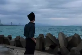 刘学州生前最后的画面曝光，一瓶酒6板药，身体蜷缩一团好无助图片