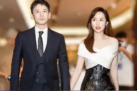 钱泳辰夫妇十指紧扣做公益，袁弘合照站C位，孔维退圈后久违露面图片