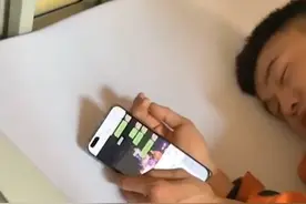 内蒙古一消防员忙完后，捧着手机等女友回复睡着，聊天内容太心疼图片