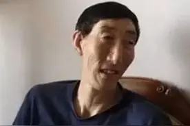 中国第一巨人鲍喜顺：不听医生忠告57岁生下一子，如今怎样了？图片