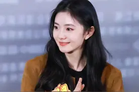 成龙千防万防，还是没防住刘浩存！她哭上热搜，抢了全组人的风头图片