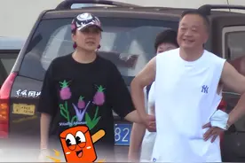 张凯丽素颜逛夜市无人识！富豪老公罕见露面，两人牵手同行太恩爱图片
