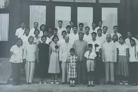 59年李敏大婚的珍贵合影，毛主席站在中间，据说当天破例喝了几杯图片