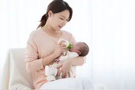 过度喂养很伤娃！宝宝发出4个信号，说明过度喂养了，家长别再喂图片