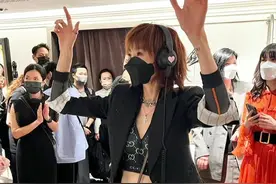 57岁张曼玉罕见现身！在香港商场打碟遭围观，背两万元包露蚂蚁腰图片