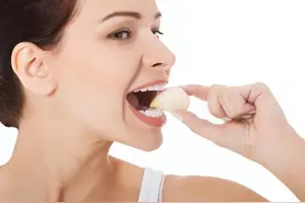 45岁女子坚持每天生吃大蒜灭菌、抗肿瘤，半年后健康情况如何？图片