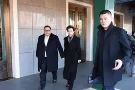 杨澜夫妇罕露面，老公胖出镜像保镖，她踩高跟鞋系腰带打扮真精致图片