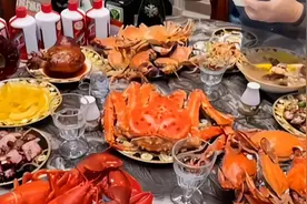 3女子来杭州旅游，点10盘海鲜2瓶茅台，结账时老板却说:再付5000图片