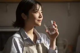 发生关系后，男人这么做，就是在玩你，根本没办法假装图片