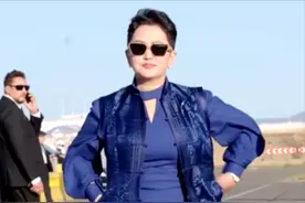 蒙古国美女外长送走普京后，又迎接中国代表，穿蓝马甲蓝裙超有范图片