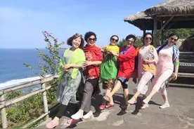 中国大妈式拍照，为什么总被人说“老土、俗气”？主要原因在这图片