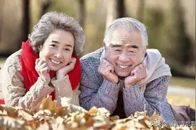 情感故事：68岁大妈，两次婚姻，一次同居，悟出了一个道理图片