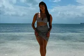科比19岁模特长女晒沙滩照，美貌像妈妈，健美长腿随了爸爸图片