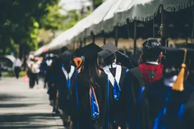 需求量月收入第一，有人进工厂也不去，大学生最嫌弃的工作是啥？图片