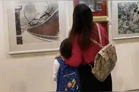霍启刚郭晶晶携儿子看画展，霍中曦身高瞩目，短暂享受独生子生活图片