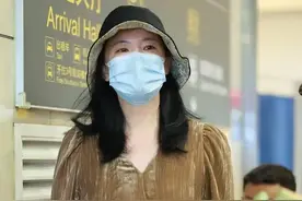 咏梅罕见独自赶机，穿灯芯绒连衣裙配渔夫帽，身材富态很有旺夫相图片