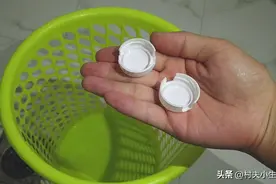 原来垃圾桶上放2个瓶盖，有这么大的作用，涨知识图片