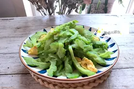 夏天多吃苦瓜，营养高不上火，简单一炒鲜美好吃，不懂吃可惜图片