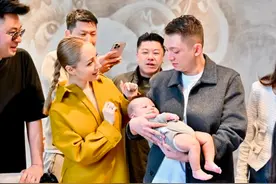 林建名36岁儿子做父亲，抱儿子办百日宴好温馨，孩子生母是外国人图片