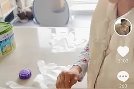 甜馨每天投喂小区流浪猫，在猫粮里加益生菌维生素片，被赞有爱心图片