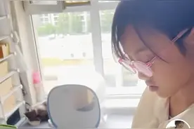 甜馨每天投喂小区流浪猫，在猫粮里加益生菌维生素片，被赞有爱心图片