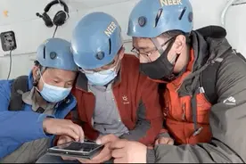 极限操作！空军直升机危房屋顶单轮悬停→图片
