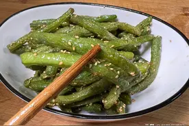 豆角不用焯水，在家可以这样做，简单一拌，焦香入味，看着都想吃图片