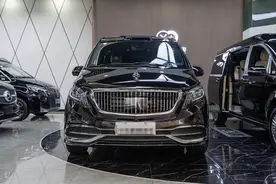 原价34.78w的奔驰七座威霆变身迈巴赫款豪华商务车，落地才四十多图片