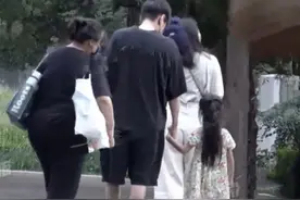 赵又廷手挽高圆圆接孩子，4岁女儿女神范初显，更粘爸爸父女情深图片