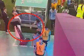 乌拉圭赢球仍出局，卡瓦尼一拳击倒VAR，苏亚雷斯流泪回应：我们被针对了，两次判罚有明显错误图片