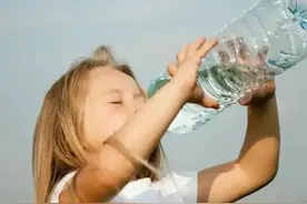 这样的幼儿园喝水方式，是否真是为了孩子好？图片