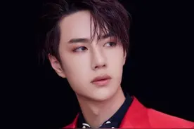流量明星之争？张艺兴舞台现重大失误，王一博赤脚跳舞天赋强！图片