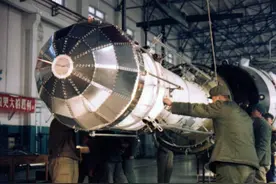 东方红一号与我国空间站同框，已运行52年，能用机械臂带回家吗？图片