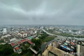 中国和越南隔北仑河相望，看两边差距大不大，东兴到处都是越南人图片