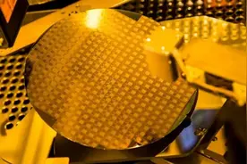 中美芯片技术的新较量，国产量子芯片“光刻机”取得重大进展图片