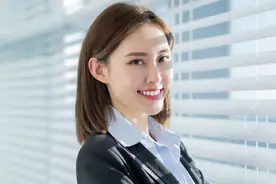 故事：疫情期间，我和女上司隔离在公司，没想到她竟然向我表白了图片
