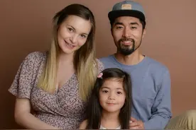 湖北小伙娶澳洲美女，婚后生俩娃，媳妇年入40万，小伙成全职奶爸图片