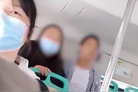 贵州一男女公交车上沉浸式搂抱亲吻，大爷看不下去了：要亲回家亲图片