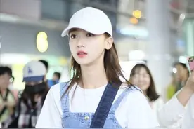 吴谨言虽然长得挺凌厉的，但穿衣好小女生啊，牛仔背带裙真清爽图片