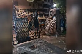 沪一小区大门被风刮得少半扇，“门面诱惑”不再，居民意见分歧，快过年了，咋办？图片